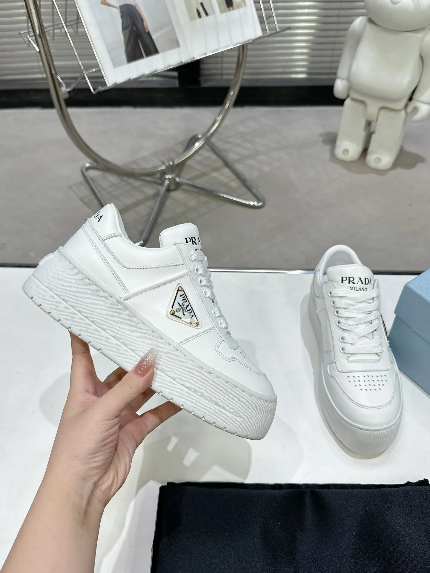 👟👟Ex-factory price 520👟👟 Prada Latest Downtown Bold series Thick-soled Platform Shoes Triangle Logo Casual Sports Shoes White Shoes Original purchase, development and production Downtown Bold sneakers are inspired by the basketball shoes of the 1980s, with sporty design and exquisite details. Crafted from perforated leather, the statement platform sole provides a unique, modern style. The Prada logo is interpreted from different angles, decorated with the iconic enamel-coated triangular metal logo, highlighting the unique classic style. Exquisite packaging at the delivery counter🛍📦 ▪️Fabric: Original custom imported first-layer cowhide ▪️Inner lining: Original imported soft sheepskin ▪️Outsole: Original molded ultra-light foam material ▪️Sole thickness: 4.5CM ▪️Size: Women's 35-40
